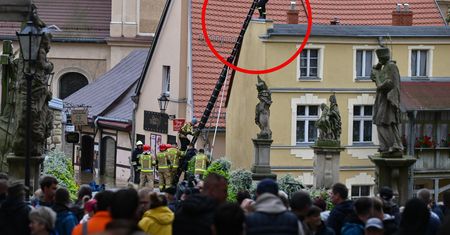 Fatalna sytuacja w Kłodzku. Ratują ludzi z dachów