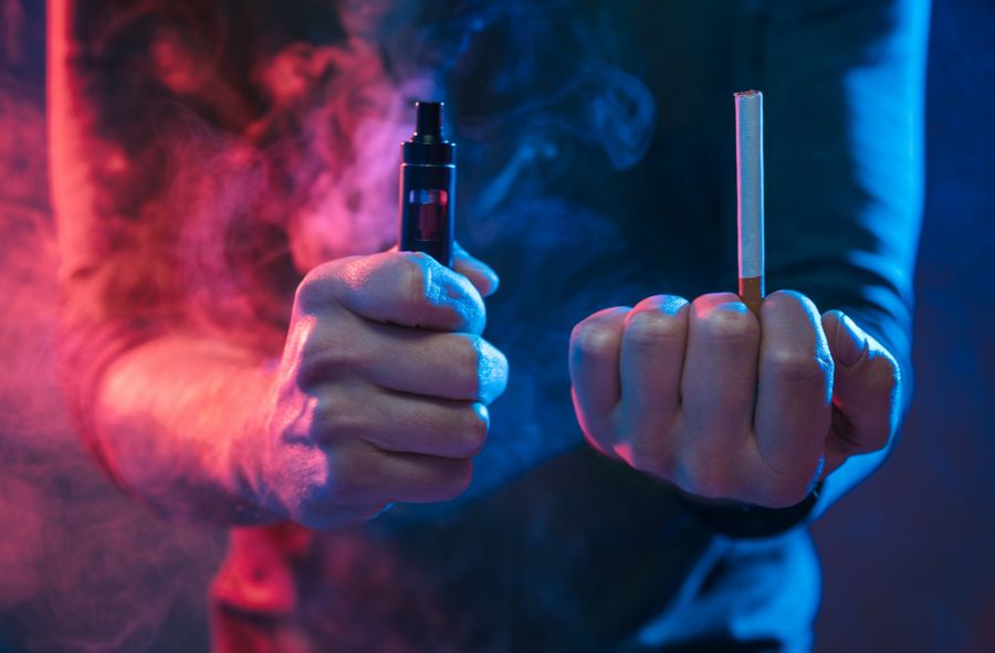 Coraz więcej młodych osób pali papierosy i vape