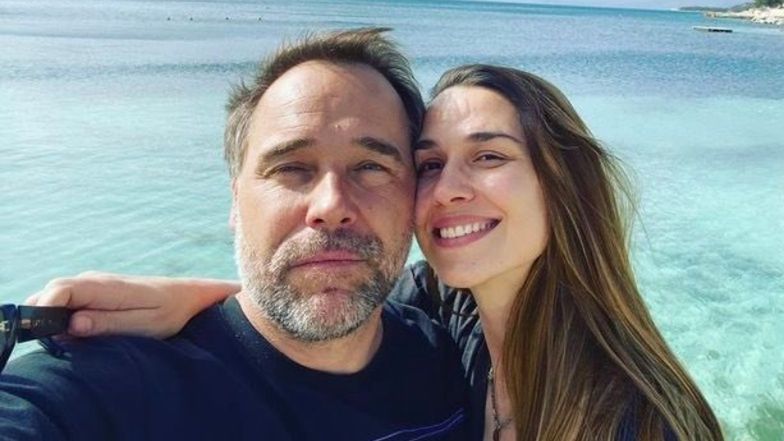 Łukasz Nowicki kupił kolejne mieszkanie w Albanii! Pochwalił się kadrami z kwiecistego tarasu: "Bajeczny widok na Korfu" (FOTO)