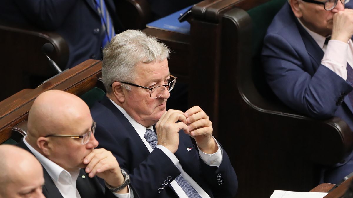 Warszawa, 12.12.2023. Desygnowany na stanowisko ministra rolnictwa i rozwoju wsi Czesław Siekierski (C) na sali obrad Sejmu w Warszawie, 12 bm. Premier Donald Tusk przedstawia dziś w Sejmie program działania oraz skład rządu, wraz z wnioskiem w sprawie wyboru Rady Ministrów. (jm) PAP/Paweł Supernak