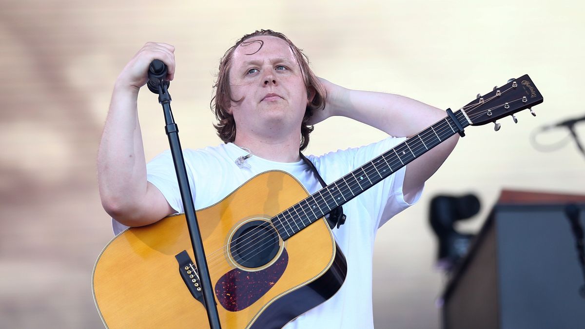 Scottish singer-songwriter Lewis Capaldi performs on the Pyramid Stage at the Glastonbury Festival in Pilton, Britain, 24 June 2023. The Glastonbury Festival is a five-day festival of music, dance, theatre, comedy and performing arts running from 21 to 25 June 2023. EPA/ADAM VAUGHAN Dostawca: PAP/EPA.