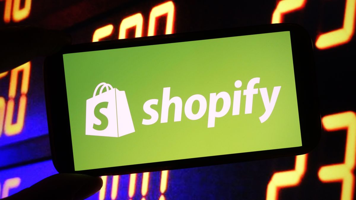 POLAND - 2024/11/22: In this photo illustration, the Shopify company logo is seen displayed on a smartphone screen. (Photo Illustration by Piotr Swat/SOPA Images/LightRocket via Getty Images)