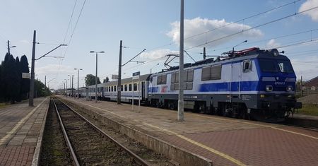 Pasażer zaryzykował własne życie. Wyskoczył z pociągu, bo chciał uniknąć mandatu