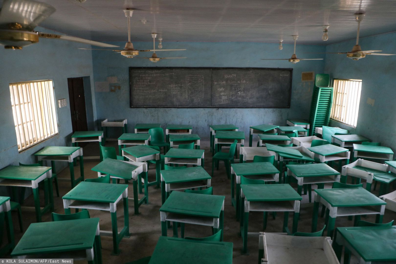 Porwanie 300 uczennic w NigeriiTOPSHOT This photograph shows a deserted classroom at the Government Girls Secondary School, the day after the abduction of over 300 schoolgirls by gunmen in Jangebe, a village in Zamfara State, northwest of Nigeria on February 27, 2021. - More than 300 schoolgirls were snatched from dormitories by gunmen in the middle of the night in northwestern Zamfara state on February 26, in the third known mass kidnapping of students since December. (Photo by Kola Sulaimon / AFP)KOLA SULAIMON