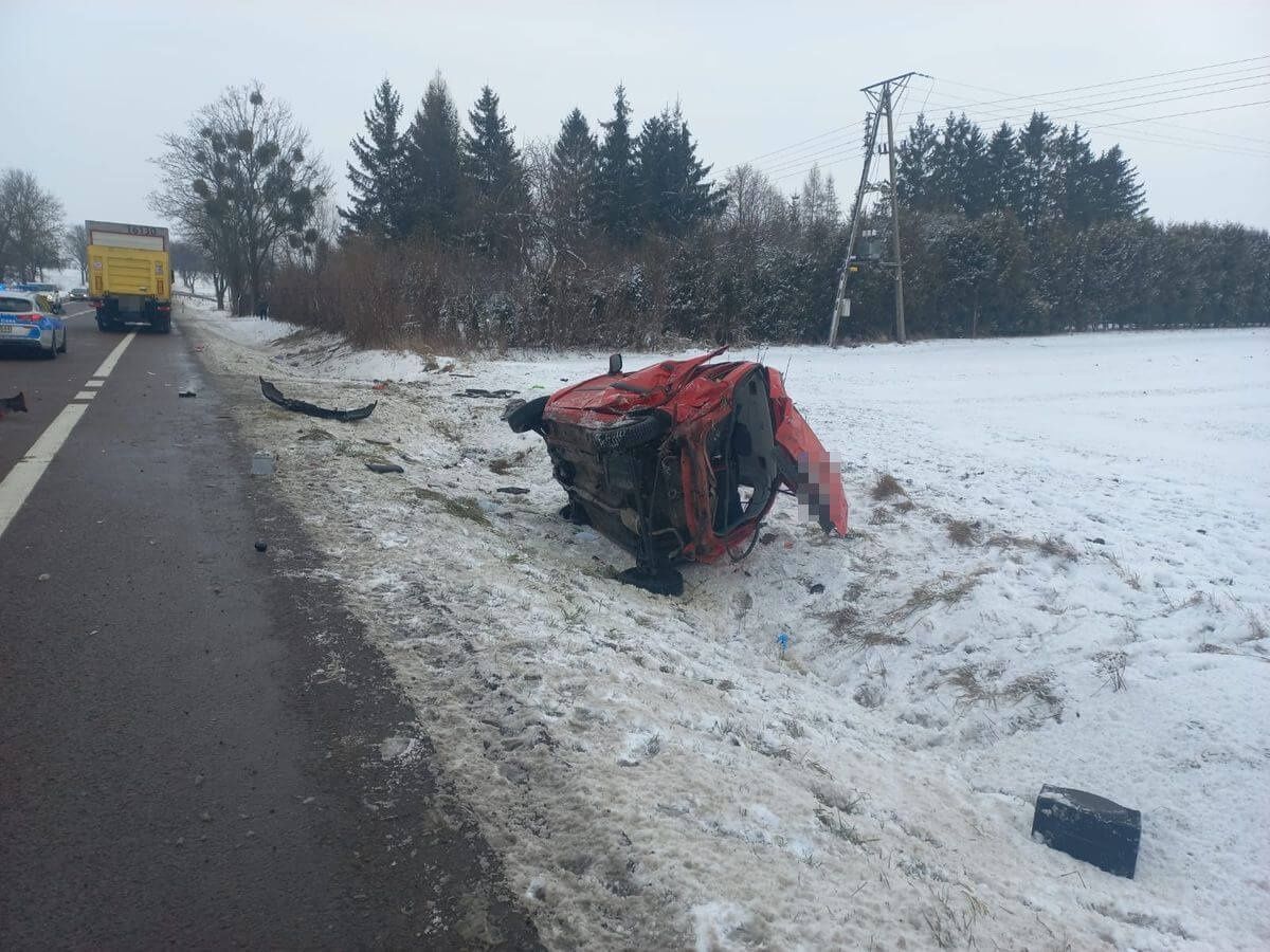 Opel uderzył w skarpę