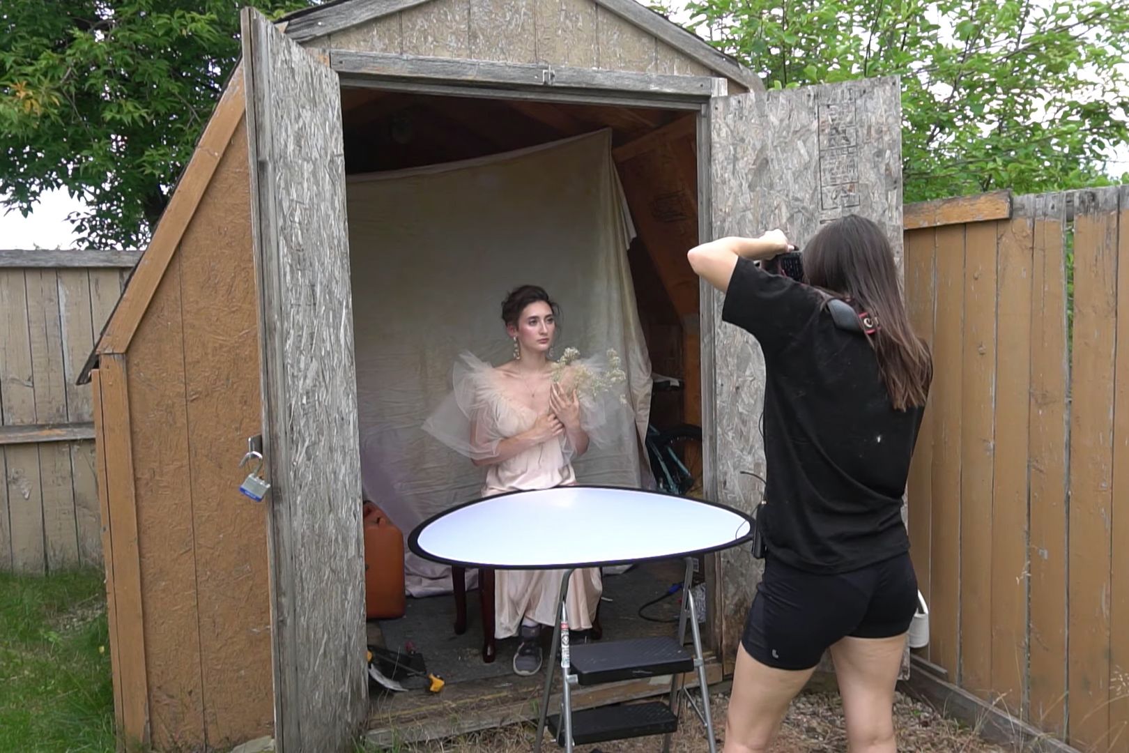 Studio fotograficzne DIY. Do świetnych zdjęć wystarczy ci ogród i altanka 1
