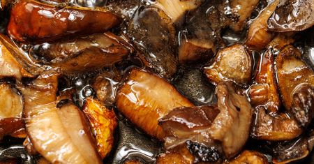 Babcia dodawała je na koniec smażenia grzybów. Podkręca ich smak i wydobywa aromat