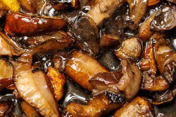 Babcia dodawała je na koniec smażenia grzybów. Podkręca ich smak i wydobywa aromat