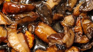 Babcia dodawała je na koniec smażenia grzybów. Podkręca ich smak i wydobywa aromat