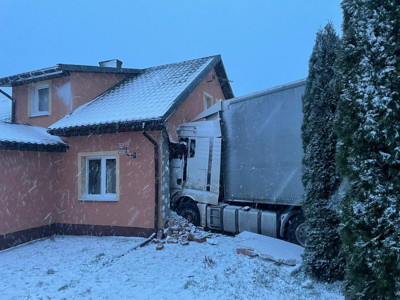 Ciężarówka przebiła ścianę domu jednorodzinnego. W środku były dwie osoby