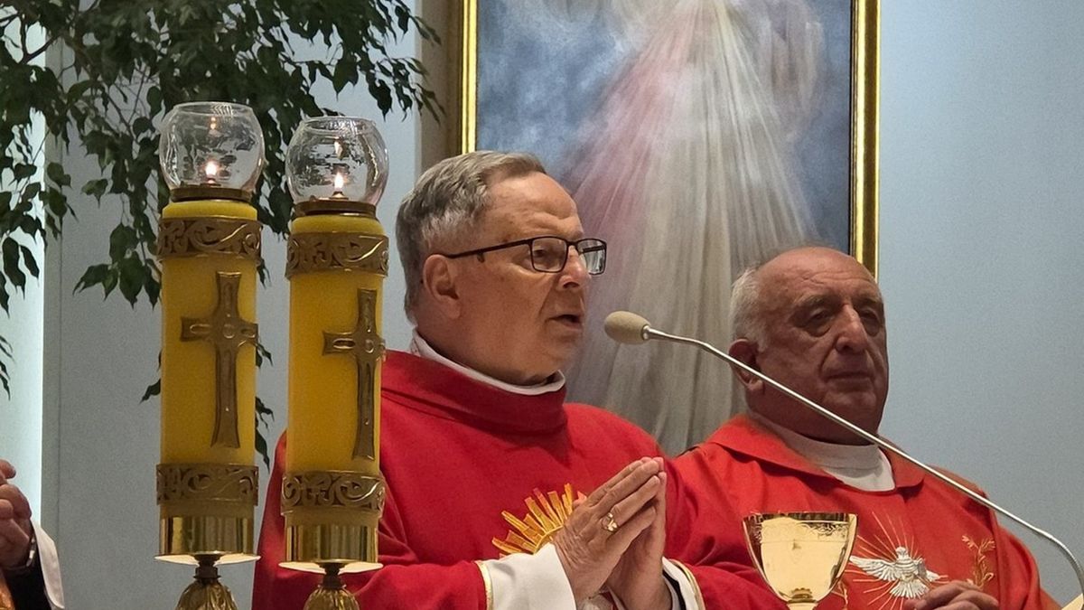 Biskup Tomasik (pierwszy z lewej) wrócił do pracy.