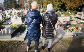 Ksiądz o stroju na cmentarz. Mówi, kiedy jest "wyrazem lekceważenia"