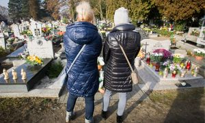 Ksiądz o stroju na cmentarz. Mówi, kiedy jest "wyrazem lekceważenia"