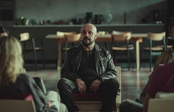 „Informacja zwrotna” wierci dziurę w mózgu. Recenzja serialu Netfliksa inspirowanego powieścią Jakuba Żulczyka