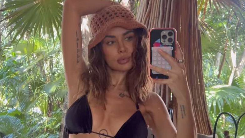 Natalia Siwiec wdzięczy się w bikini i boho kapeluszu przed lustrem