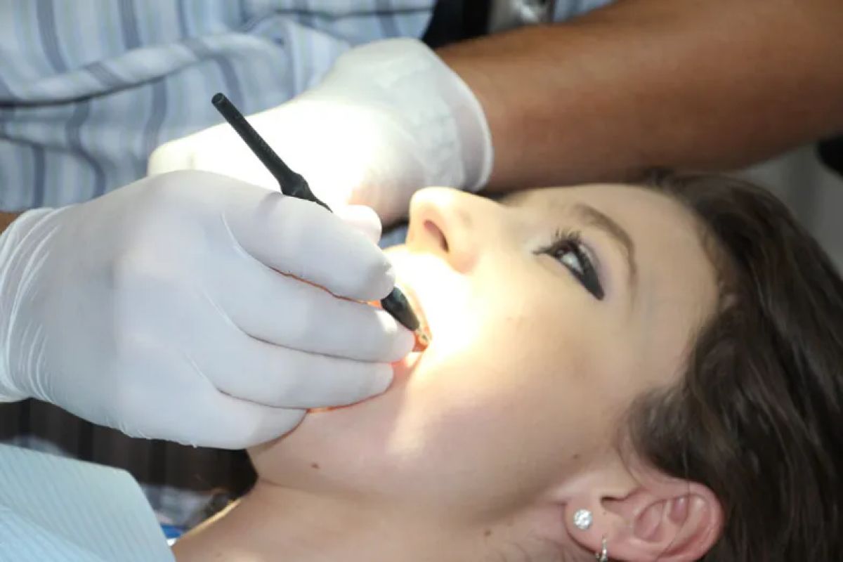 Nieuczciwy dentysta krzywdził pacjentów. "Implanty wypadały jeden po drugim"