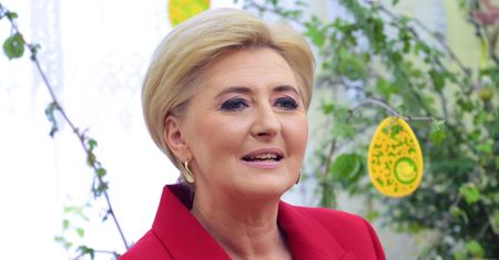 Porzuciła garsonkę. Sukienka wręcz razi po oczach