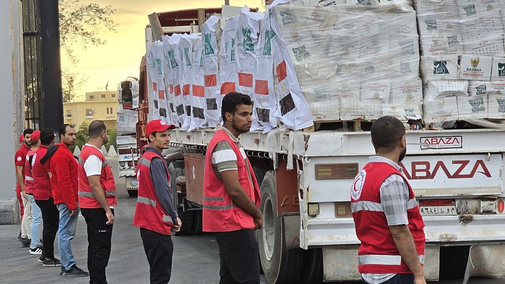Trucks carrying aid to Gaza began passing through the Rafah Border Crossing
RAFAH, EGYPT - OCTOBER 12: Trucks carrying humanitarian aid supplies pass through the Rafah Border Crossing following the ceasefire agreement in Rafah, Egypt on October 12, 2025. (Photo by Ahmed Sayed/Anadolu via Getty Images)
Anadolu
ceasefire agreement, rafah border, border, aid trucks, border crossing, gaza, humanitarian aid supplies, humanitarian aid material, ait