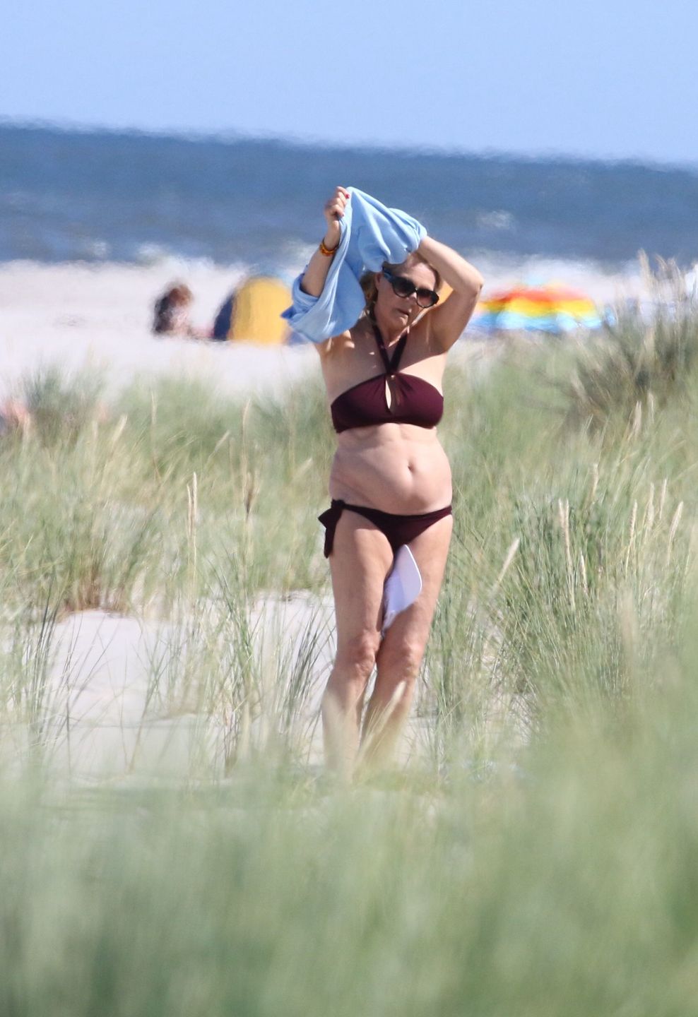 Grażyna Szapołowska wygrzewa się na jurackiej plaży