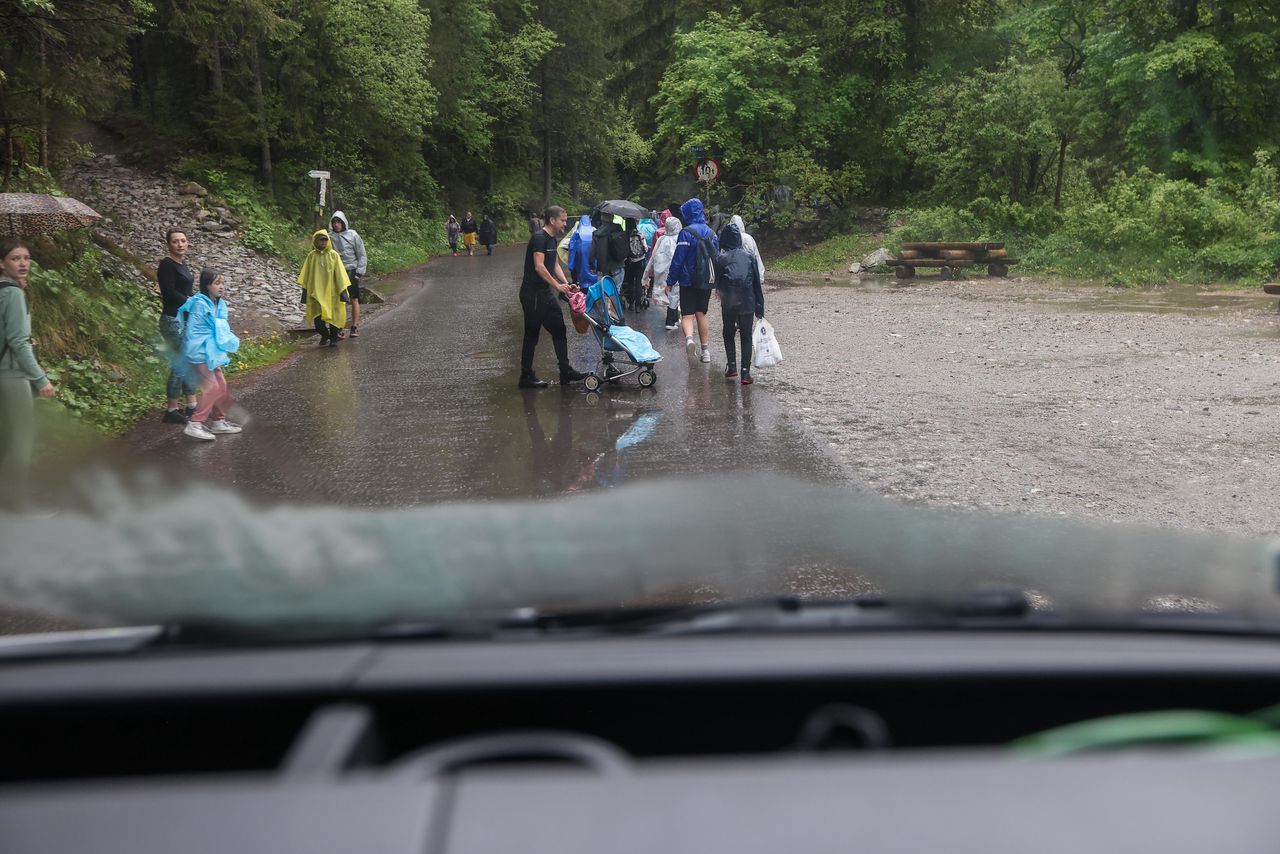 Turyści nie słyszeli jadących "elektryków". Zwłaszcza gdy padał deszcz 