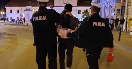 Zapragnął być operatorem żurawia. Pijany 35-latek "skosił" latarnię