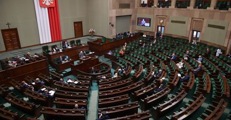 Najnowszy sondaż IBRIS dla WP. PiS traci poparcie. Hołownia wciąż na podium
