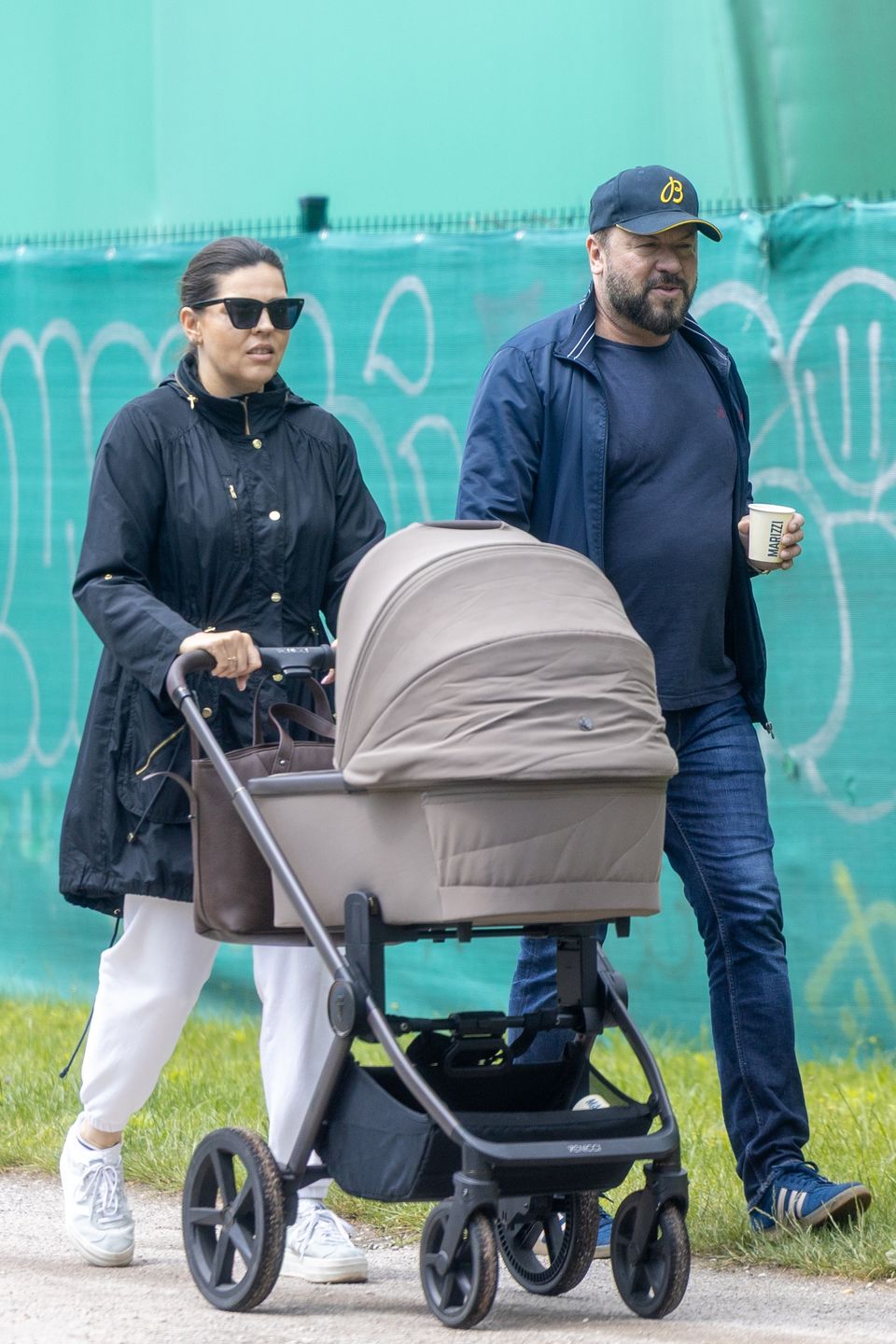 Michał Milowicz spaceruje z synem i młodszą o 13 lat ukochaną 