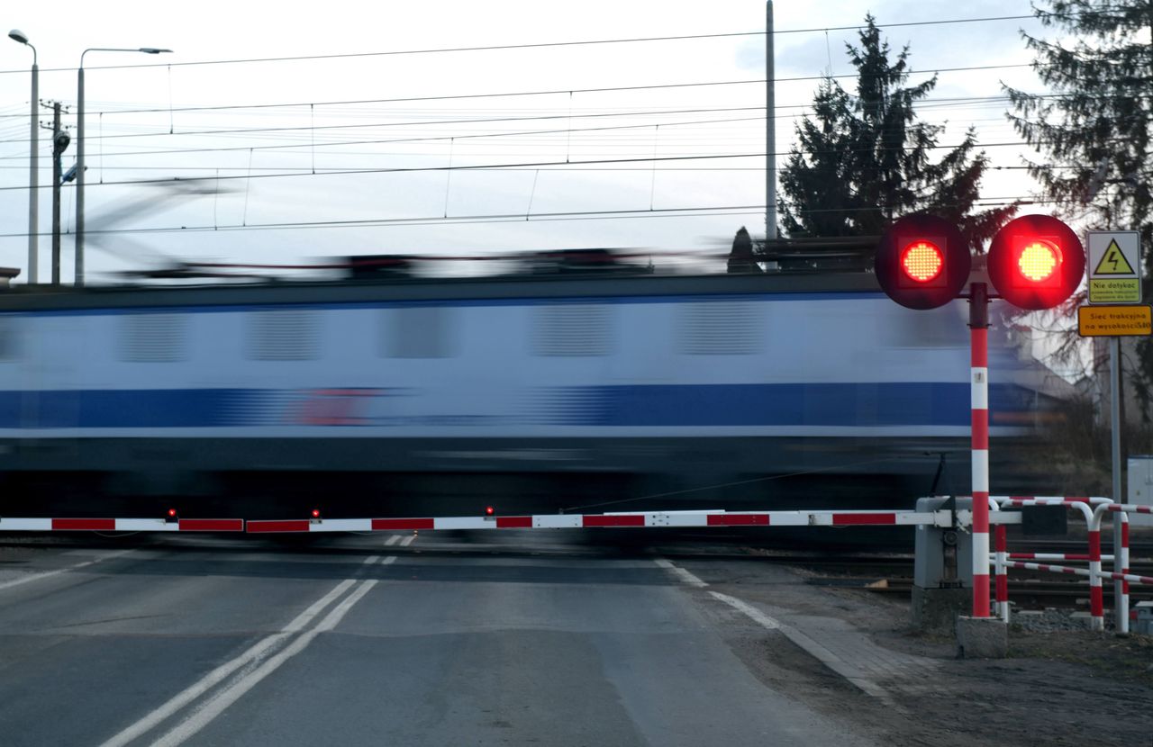 Wielkopolskie. Mimo zamkniętych szlabanów wjechał na przejazd kolejowy