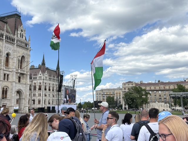 Ludzie gromadzą się pod parlamentem w Budapeszcie