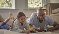 Ojciec bawiący się lalką z córką w nowej kampanii Barbie