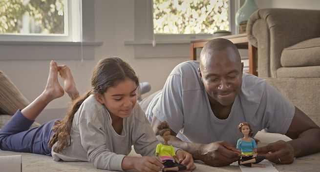 Ojciec bawiący się lalką z córką w nowej kampanii Barbie