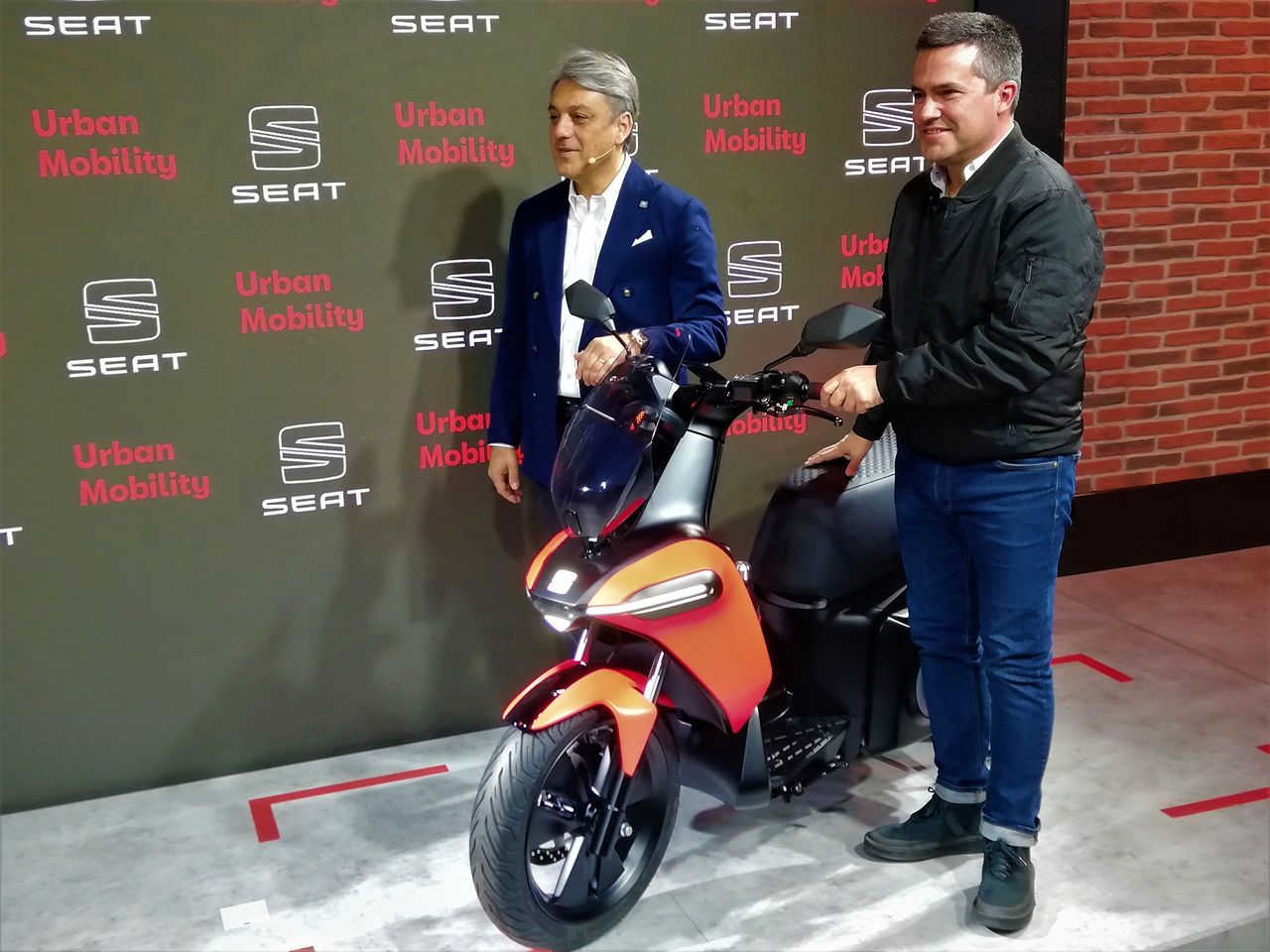 Na prezentacji nowego e-Scootera obecny był prezes Seata Luca de Meo oraz nowy szef SEAT Urban Mobility, Lucas Casasnovas