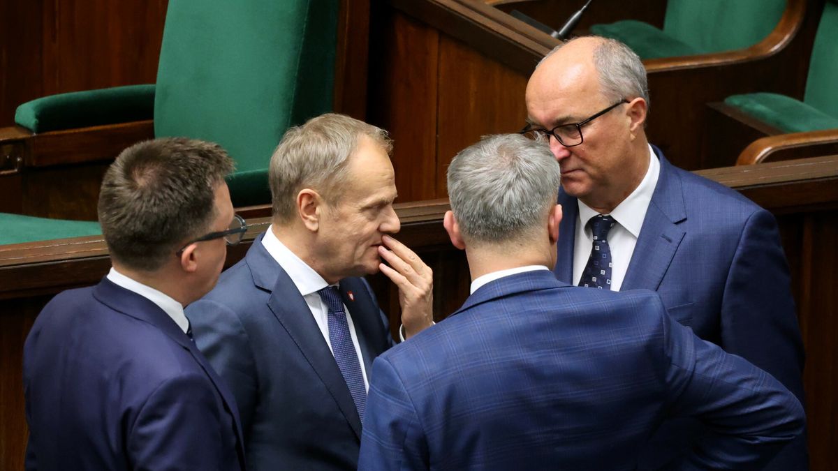 Posiedzenie Sejmu 12 grudnia
Fot. Piotr Molecki/East News, Warszawa, 12.12.2023. Cd. 1 posiedzenia Sejmu X kadencji. Expose premiera Donalda Tuska, debata, glosowanie nad wotum zaufania.
N/z:  przerwa przed glosowaniem - Szymon Holownia, Donald Tusk, Krzysztof Gawkowski (tylem), Wlodzimierz Czarzasty.
Piotr Molecki