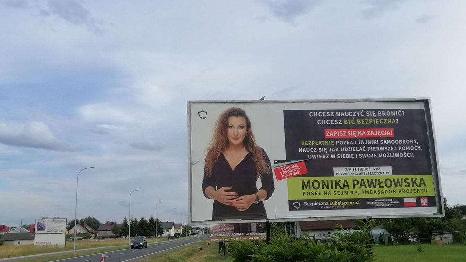 Billboard z posłanką Moniką Pawłowską w Biłgoraju. Miasto znajduje się w okręgu wyborczym, z którego kandydowała w poprzednich wyborach