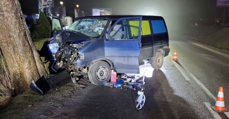 Bus uderzył w drzewo. Kierowcy nie udało się uratować