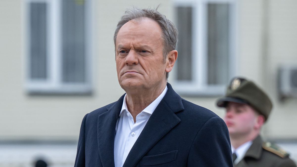 Kijów, Ukraina, 22.01.2024. Premier Polski Donald Tusk (C) złożył kwiaty pod murem pamięci poległych w wojnie rosyjsko-ukraińskiej w Kijowie, 22 bm. Trwa wizyta premiera na Ukrainie. (ad) PAP/Viacheslav Ratynskyi