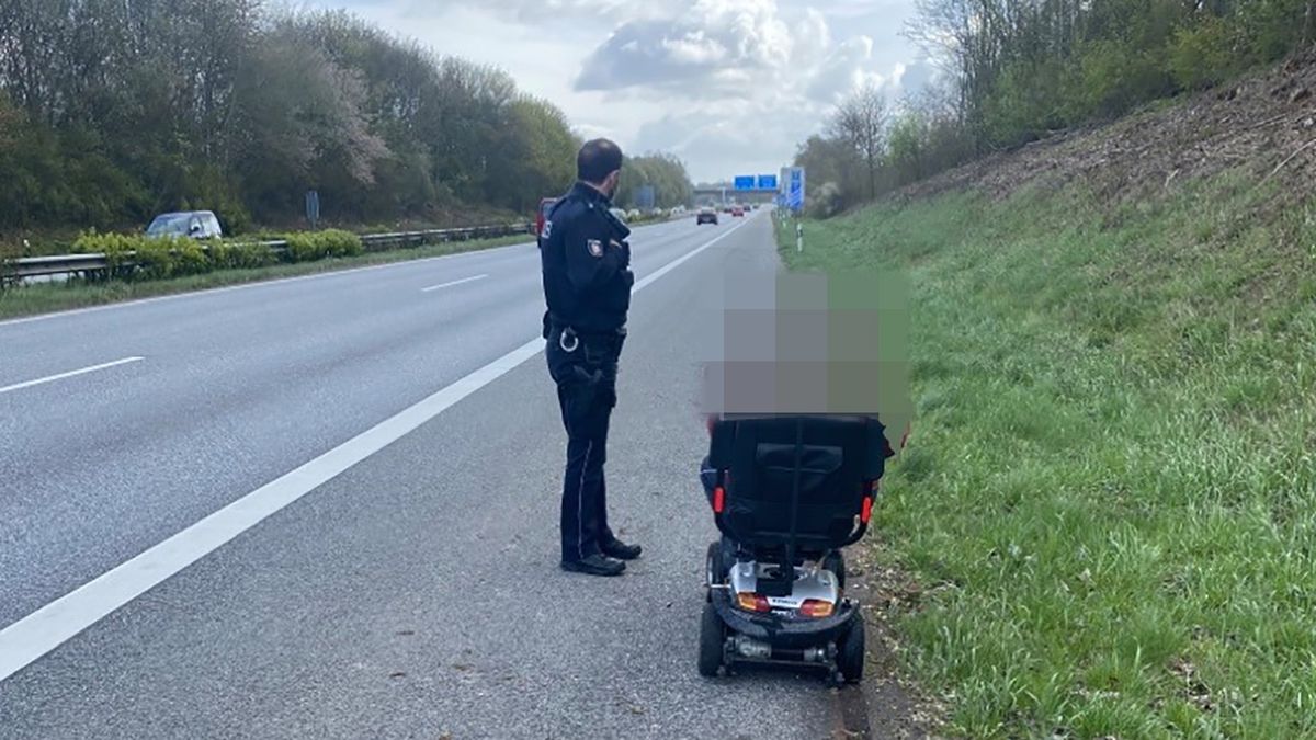 83-latek próbował dotrzeć do ośrodka opieki. Wjechał wózkiem elektrycznym na autostradę