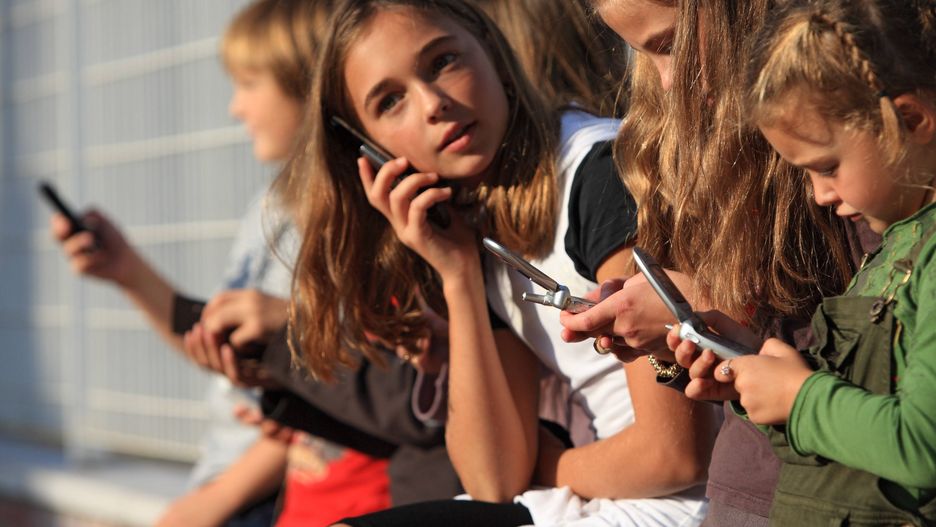 Telefony towarzyszą dzieciom w dzień i w nocy. Powodują, że współczesne kilkulatki i kilkunastolatki śpią krócej, niż  kiedyś ich rówieśnicy bez smartfonów