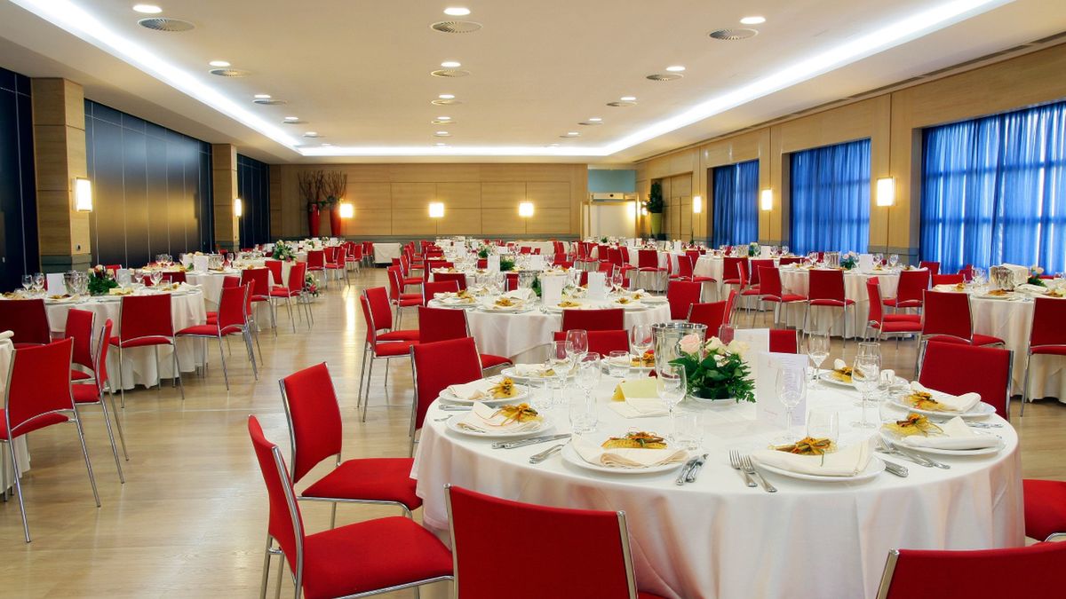 Połowinki coraz bardziej przypominają studniówki