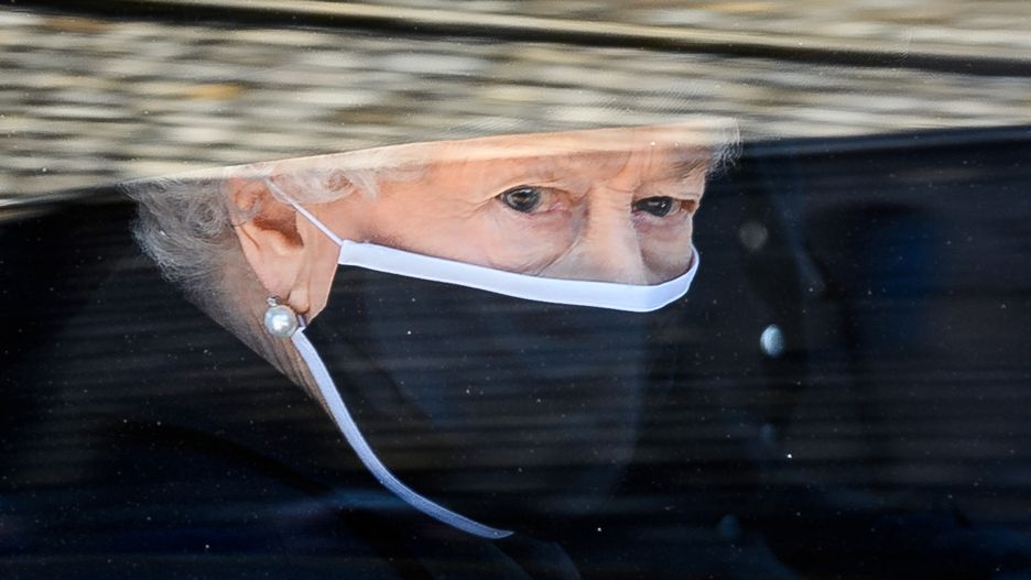 Królowa Elżbieta II ma 95 lat. Oczywiście jest zaszczepiona, ale każda choroba jest teraz dla niej potencjalnym zagrożeniem 