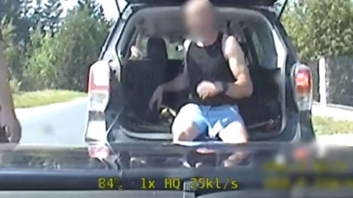 Mężczyzna siedział w bagażniku osobowego subaru
