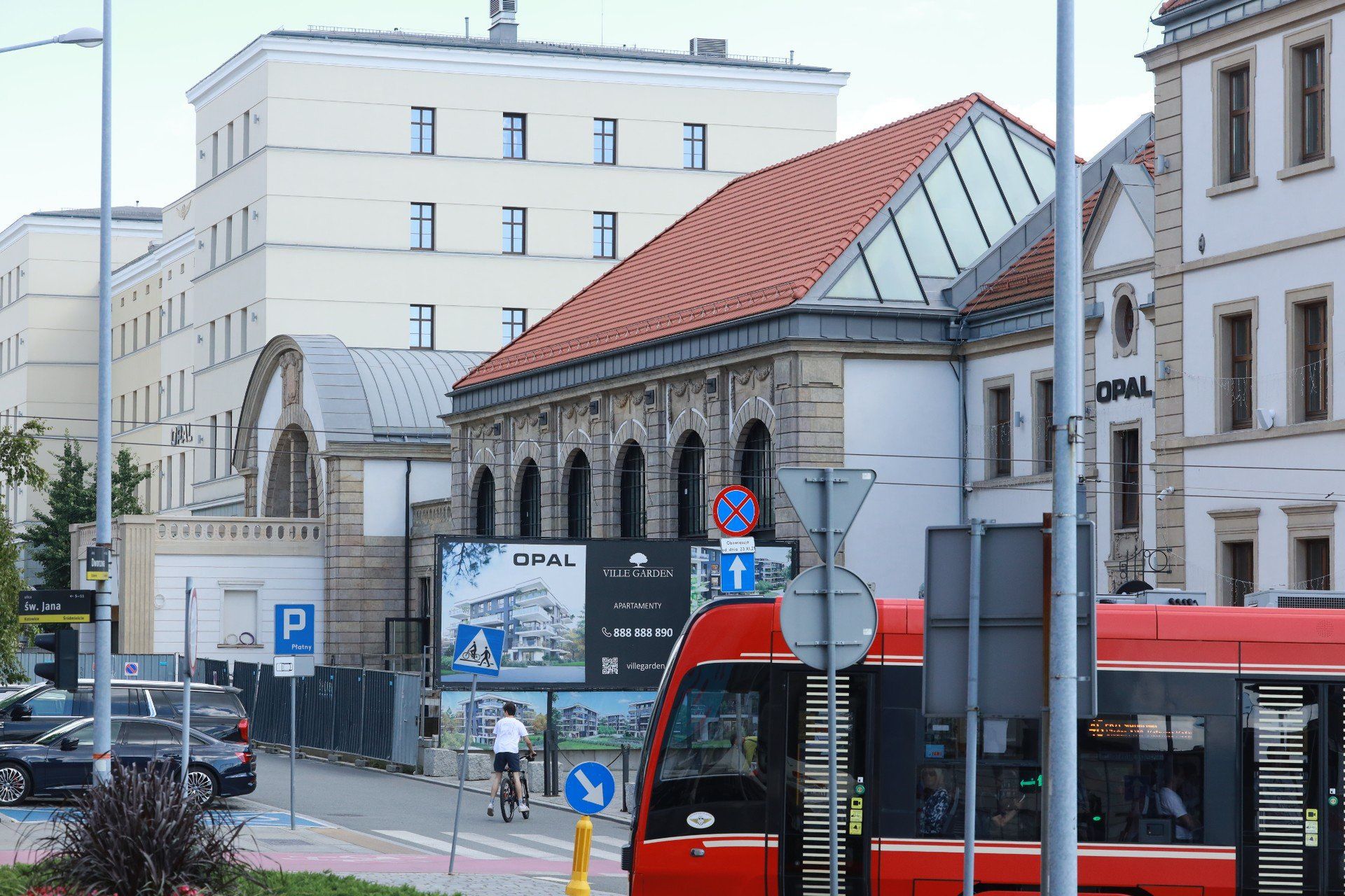 Trwa przebudowa części zabytkowego dworca PKP w Katowicach. Obiekt z XIX wieku zmieni się w nowoczesne centrum gastronomiczne i usługowe