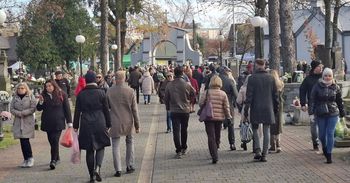 Radom: Wszystkich Świętych. Tłumy na cmentarzu przy ul. Limanowskiego
