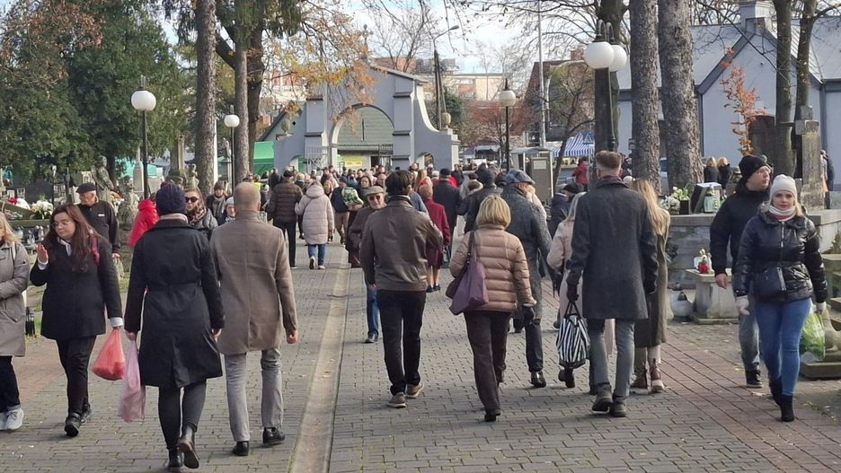 W dniu Wszystkich Świętych Cmentarz Komunalny przy ulicy Limanowskiego w Radomiu odwiedza mnóstwo ludzi.
