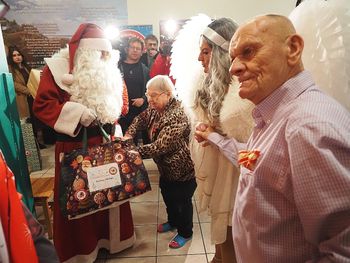 Łódź: Zaczął się szósty finał akcji "List do Mikołaja z DPS-u". Pierwsi podopieczni dostali prezenty