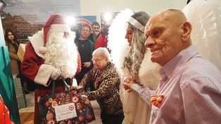 Łódź: Zaczął się szósty finał akcji "List do Mikołaja z DPS-u". Pierwsi podopieczni dostali prezenty