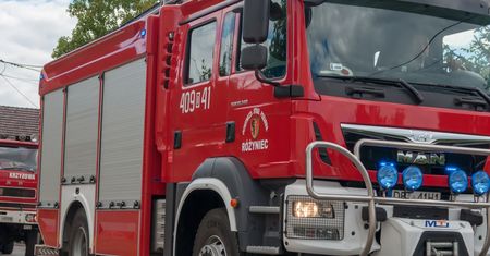 Mazowieckie. Ciężarówka zmiażdżyła samochód osobowy w pobliżu Sochaczewa. Śmierć poniosło pięć osób