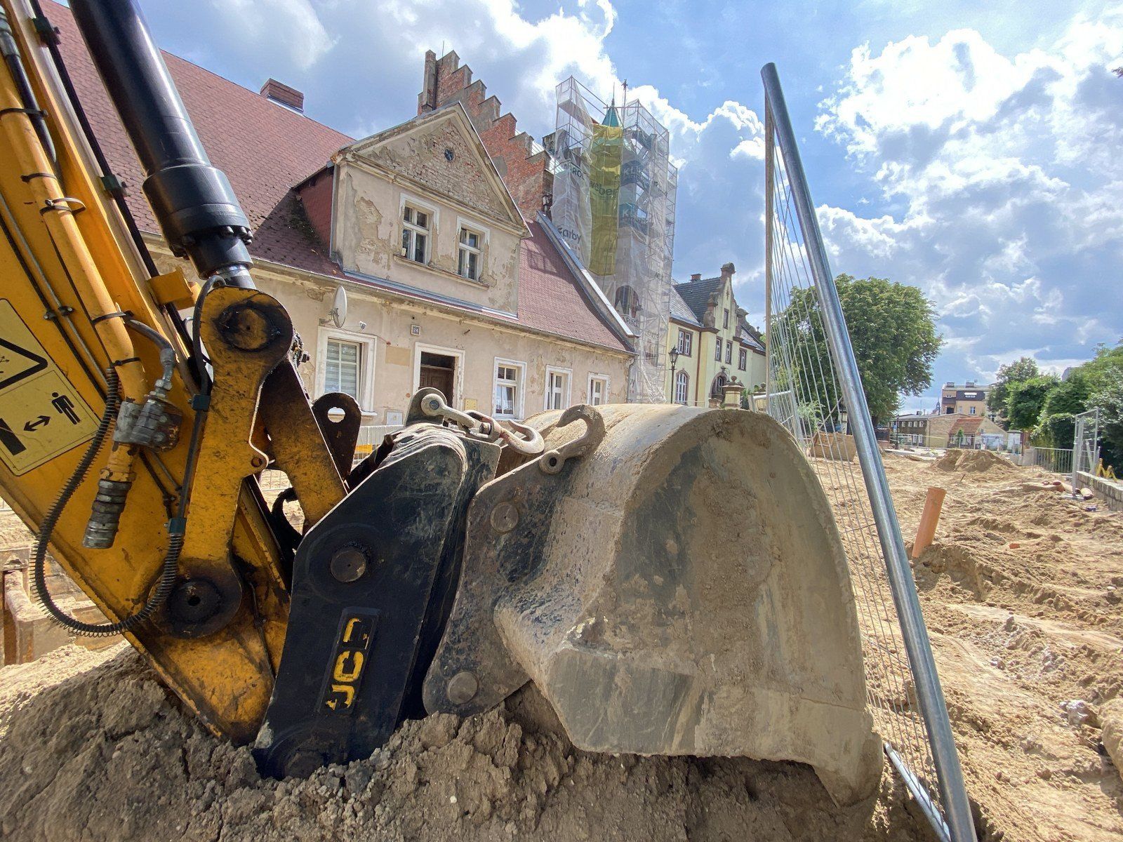 Nie tylko kamienica przy Królowej Jadwigi jest w remoncie. Samorząd zlecił też modernizację ulicy