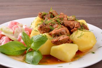 Czy ziemniaków nie można łączyć z mięsem? Wiele osób na pewno choć raz o tym słyszało