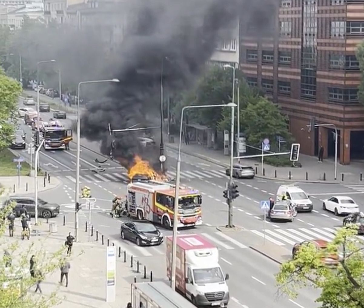  Akcja służb w Warszawie. Elektryczne auto spłonęło